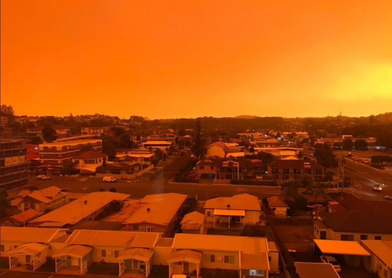 Cu alaranjado em Port Macquarie, em Nova Gales do Sul. A densa fumaa se espalha por vrias cidades da regio. Crdito: Imagem divulgada pelo twitter @marcdodd