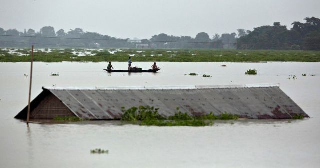 Chuvas de mono j deslocaram 2,5 milhes na ndia. Foto: Inundao em Assam. Divulgao Twitter @indiatvnews  