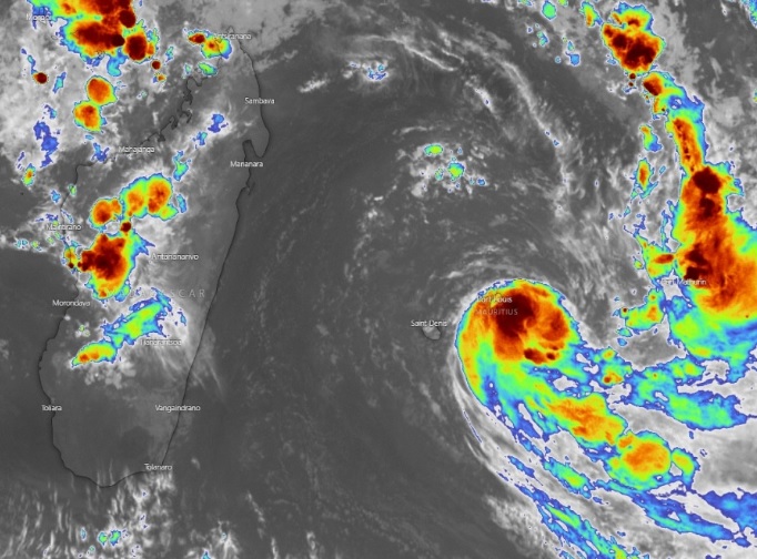 Imagem de satlite mostra o ciclone tropical Calvinia muito perto da Ilha Maurcio. A tormenta encerra 2019 como a terceira do ms de dezembro nesta regio do oceano ndico. 