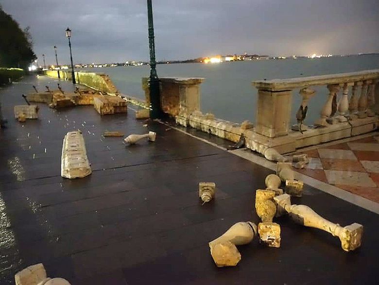 Veneza registrou a quarta inundao em uma semana. Foto divulgada no twitter @gp santoro