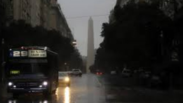 Avenida 9 de Julho s escuras durante grande apago na Argentina neste domingo, dia 16. Imagem divulgada pelo twitter do jornalista Andrs Rivero. 