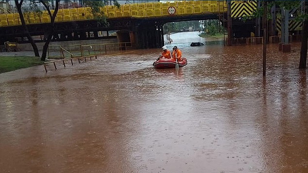 Esprito Santo sofre com enchentes e deslizamentos de terra por conta das chuvas torrenciais esta semana. Imagem da regio do Porto de Tubaro, divulgada no twitter @AGazetaES