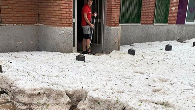 Intensa tempestade de granizo atingiu a regio de Madri, nesta segunda-feira. Foto do granizo em Arganda Del Rey. Divulgao twitter.