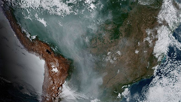 Imagem de satlite do ltimo sbado, dia 17, mostra a grande quantidade de fumaa espalhada entre a Amaznia, a Bolvia, o Paraguai e o Sul do Brasil. Crdito: NOAA.
