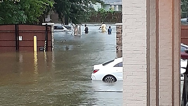 Chuvas torrenciais provocaram graves inundaes em cidades do Texas. Foto divulgada no twitter @LaveyRayna