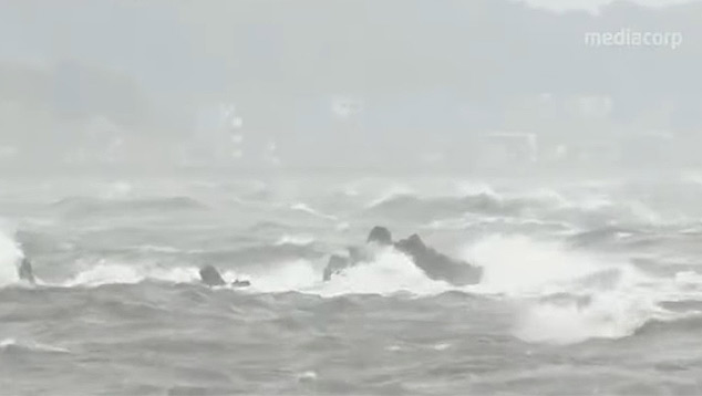 Forte tempestade tropical Krosa chega ao oeste e sudoeste do Japo. Imagem divulgada no youtube/channelnewasia.