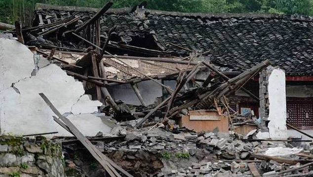 Destruio na provncia de Sichuan, na China, aps terremoto de magnitude 6. Imagem divulgada pelo Twitter @CGTN.