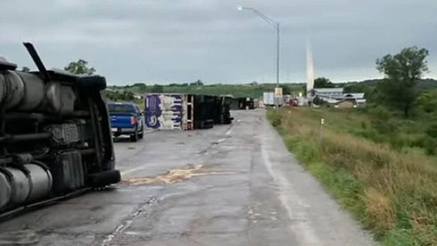 Caminhes tombados pela fora do vento aps tempestades e tornados atingirem o centro de Iowa (EUA). Imagem divulgada pela rede ABC News, no Youtube. 