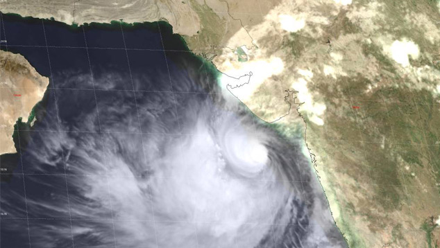 Imagem de satlite mostra o Ciclone Tropical Vayu prximo a costa da ndia. O sistema poder se tornar a tempestade mais forte a atingir o noroeste da ndia em dcadas. 