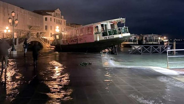 Veneza registra inundaes histricas. A cidade sofreu com a quarta inundao em uma semana. Foto divulgada no twitter @gp santoro<BR>