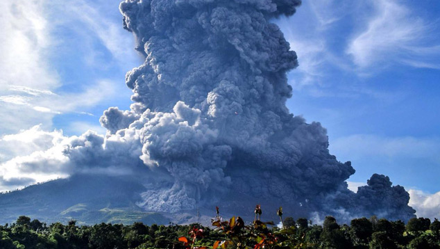 Monte Sinabung entra em erupo no dia 9 de junho. Imagem divulgada pelo twitter Channel Xiii. 