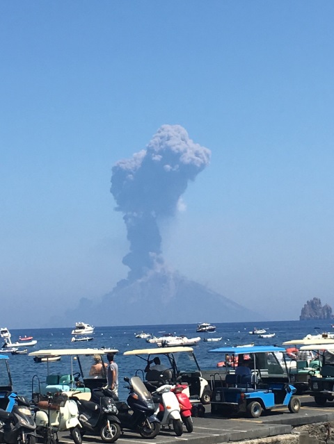 Erupo do vulco Stromboli, na Siclia, no ltimo dia 28 de agosto de 2019. Crdito: Divulgao twitter @AlesParravicini