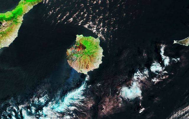 Imagem de satlite do dia 19, mostra fumaa e rea de incndio nas Ilhas Canrias. Crdito: Earth Observatory NASA. 