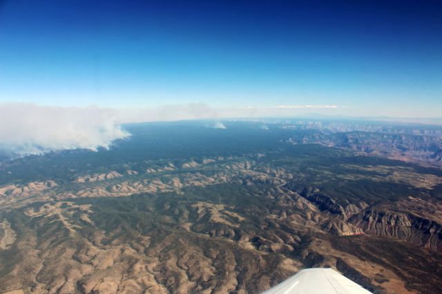Fumaa visvel durante um vo da FIREX-AQ em 13 de agosto, nas bordas norte e sul do Grand Canyon. 