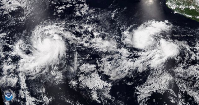 Imagem de satlite da NOAA mostra as duas tempestades tropicais, Erick e Flossie, lado a lado no Pacfico, antes de virarem furaces. Erick  agora um furaco de categoria 3 e pode trazer impactos para o Hawai.  