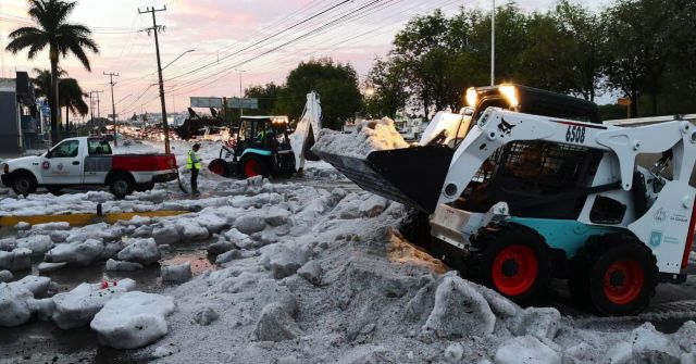 O Exrcito mexicano e as autoridades de Guadalajara e Tlaquepaque foram acionados para o trabalho de limpeza e remoo do gelo. Foto Twitter @EnriqueAlfaroR  
