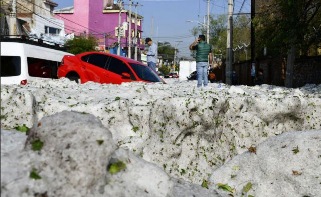 Guadalajara, no Mxico, amanheceu o domingo coberta de gelo. Foto divulgada no Twitter do governador de Jalisco. @EnriqueAlfaroR