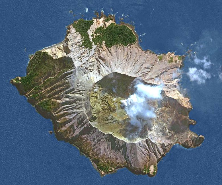 Imagem de satlite mostra o Vulco Ilha Branca, ou Whakaari, em atividade em junho de 2013. Crdito: DigitalGlobe.