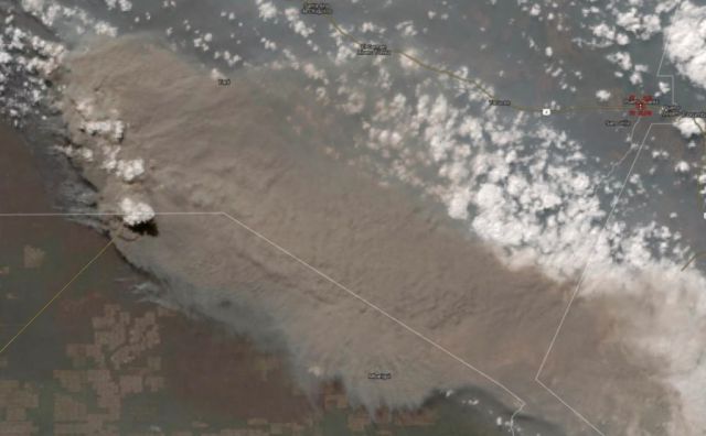 Imagem de satlite divulgada pela NOAA mostra densa rea marrom formada pela fumaa das queimadas na Bolvia. Crdito: NOAA.
