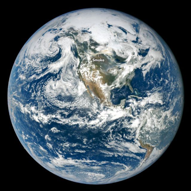 A imagem mostra grande quantidade de fumaa sobre parte do Canad. A cena foi registrada pelo satlite DSCOVR, da NASA. 