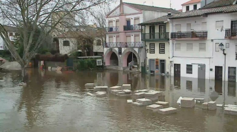 Rio Tmega subiu mais de trs metros em Chaves, no norte de Portugal, aps a passagem da depresso Elsa. Crdito: Imagem divulgada pelo twitter SIC Notcias. 