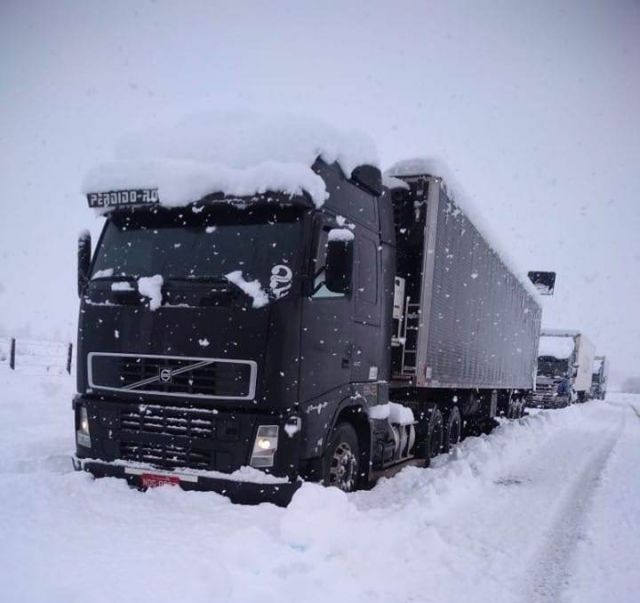 Forte nevasca na fronteira da Argentina com o Chile deixou 400 caminhoneiros presos por uma semana. Crdito: Clayton Ullrizh/Divulgao/ND Mais