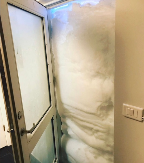 Neve toma a porta da casa de uma moradora em Akureyri, no norte da Islndia. Crdito: Foto de Stella rnadttir, divulgao pelo twitter @StormchaserUKEU 