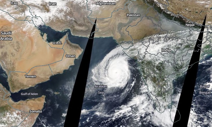 Imagem de satlite mostra a posio do super ciclone tropical Kyarr nesta segunda-feira, dia 28. Seus ventos esto chegando a 234 km/h. Crdito: Worldview/Nasa. 