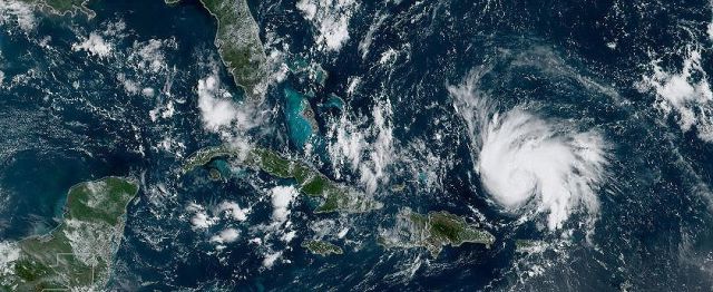 A imagem de satlite desta quinta-feira mostra o furaco Dorian, prximo a Porto Rico, se deslocando pelo Atlntico.  Crdito: NOAA 