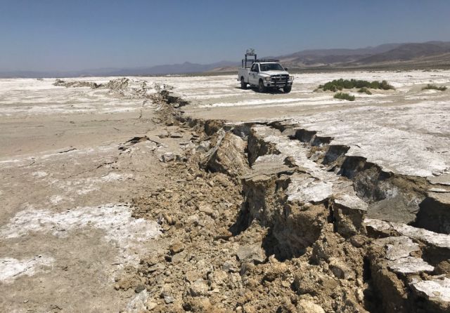 Caminhão do USGS faz varredura a laser e examina a ruptura da superfície em Searles Valley, próximo ao epicentro do poderoso terremoto de magnitude 7.1 registrado na Califórnia, no dia 5 de julho de 2019. Crédito: Ben Brooks, Todd Ericksen USGS-ESC. Divulgação Twitter @USGS
