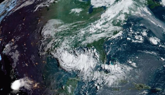 Imagem de satlite mostra rea de baixa presso no Golfo do Mxico. Previso do NHC  de uma possvel formao de tempestade tropical e furaco nas prximas 48 horas. Crdito: Apolo11.com