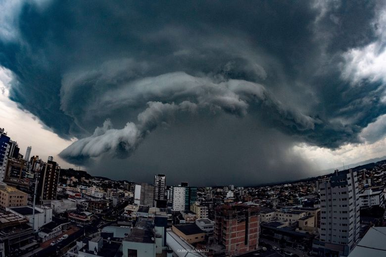 Uma microexploso, fenmeno meteorolgico que provoca danos severos,  o mais possvel ter ocorrido sobre Torres, de acordo com a Defesa Civil. Imagem divulgada por Gabriel Zaparolli.  