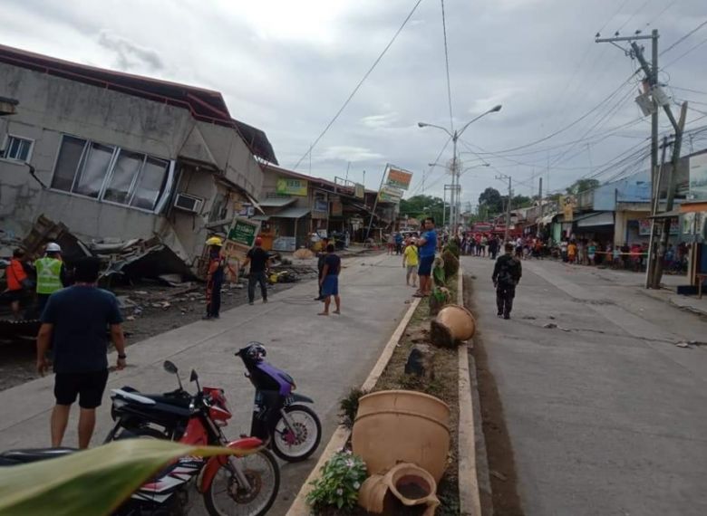 Estragos em Padada, provncia de Davao del Sur, aps forte tremor de magnitude 6.8 atingir o sul das Filipinas no domingo, dia 15. Crdito: Imagem divulgada pelo twitter @theAshura28<BR>