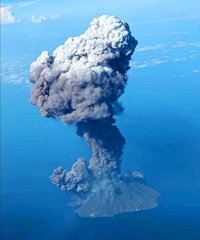 Erupo do Vulco Stromboli, na costa norte da Scilia, Itlia, ocorrido ontem, dia 3 de julho. Foto divulgada no Twitter @LiveWorld45