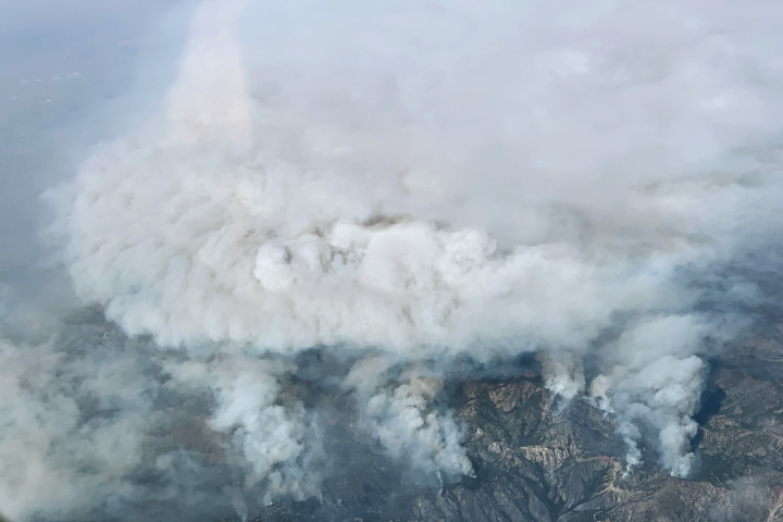 Imagem area do incndio Bobcat, na Floresta Nacional Angeles, registrada em 17 de setembro. Crdito: NASA. 