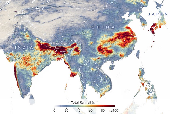 Mapa baseado em dados de satélites da Nasa revela as áreas que tiveram mais de mil milímetros de chuva na cor vermelho escuro desde o início das monções em primeiro de junho. A chuva já bateu recordes em várias partes da Ásia neste julho de 2020. Crédito: NASA.