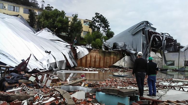 Destruio em Santa Catarina aps a passagem do ciclone bomba no ltimo dia 30. Crdito: Divulgao Defesa Civil de Santa Catarina. 