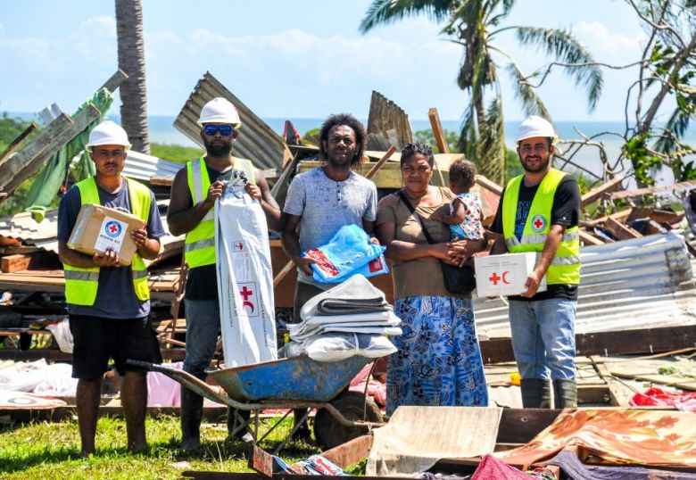 Voluntrios da Cruz Vermelha esto ajudando na reconstruo de moradias e na entrega de kits para as famlias mais afetadas pelo Yasa. Crdito: Red Cross Fiji Society.  