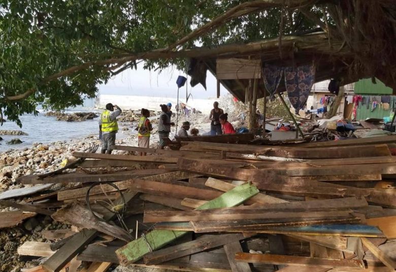 Destruio em Vanuatu provocada pela passagem do poderoso ciclone tropical Harold. Imagem divulgada pelo twitter @IFRCAsiaPacif