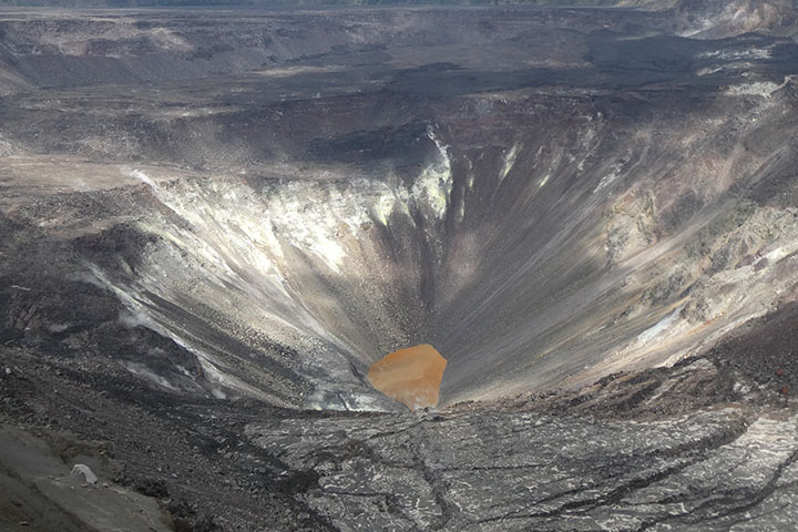 Novo lago de gua que se formou na cratera Halemaumau do vulco Kilauea. Especialistas temem uma grande erupo explosiva no futuro. Crdito: Earth Observatory Nasa.