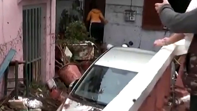 As inundaes atingiram casas e arrastaram carros em Creta. Crdito: Imagens disponveis no twitter @AztecaNoticias 