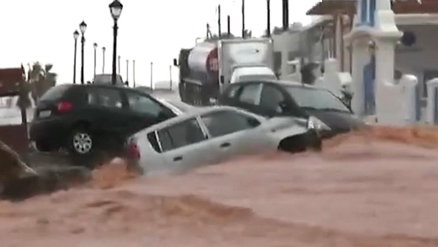 A fora da gua levou tudo pela frente durante uma tempestade em Creta. Crdito: Imagens disponveis no twitter @AztecaNoticias