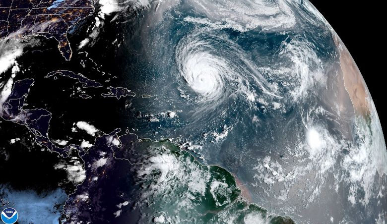 O poderoso furaco Teddy  categoria 4, na escala de ventos Saffir-Simpson e segue rumo s Bermudas, poucos dias aps o furaco Paulette atingir a regio. Crdito: NOAA/GOES-16.  