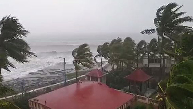 O potente ciclone Amphan se aproxima da costa da ndia e seus efeitos j comearam a ser sentidos em Digha, em Bengala Ocidental nesta tera-feira. H registro de chuva forte, ventos fortes e mar revolto. Crdito: Ayon Ghoshal. Imagem divulgada pelo twitter @Zee24Ghanta 