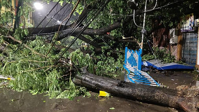 Destruio em Bengala aps a passagem do intenso ciclone tropical Amphan na quarta-feira. Crdito: Imagem da regio divulgada pelo twitter @PratimDGupta<BR>