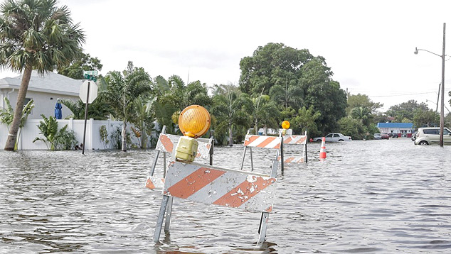 Diversas reas do sul da Flrida registraram inundaes com a passagem tempestade tropical Eta. Crdito: Imagem divulgada pelo twitter @Andrew Lvins