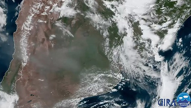 Imagem de satlite mostra pluma de fumaa sobre a Amrica do Sul. Crdito: NOAA.