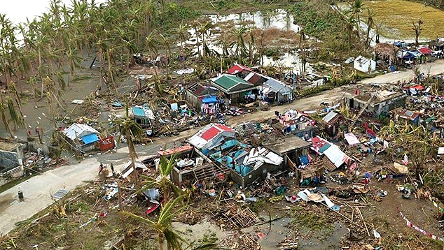 Destruio na ilha de Catanduanes, na regio de Bicol, aps a passagem do super tufo Goni no ltimo domingo. Crdito: Guarda Costeira das Filipinas. 