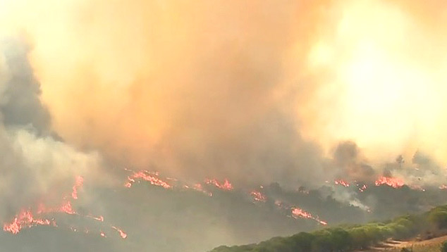 Incndio florestal consome cerca de dois mil hectares na regio de Aljezur, em Algarve, sul de Portugal. Crdito: Imagens divulgadas pela SIC Notcias.