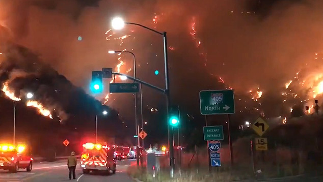 Incndio consome uma grande faixa de mata ao longo da 405 Freeway, em Bel Air, em Los Angeles, Califrnia. Cerca de 20 mil hectares foram consumidos pelo fogo. Crdito: Imagens divulgadas em redes sociais 